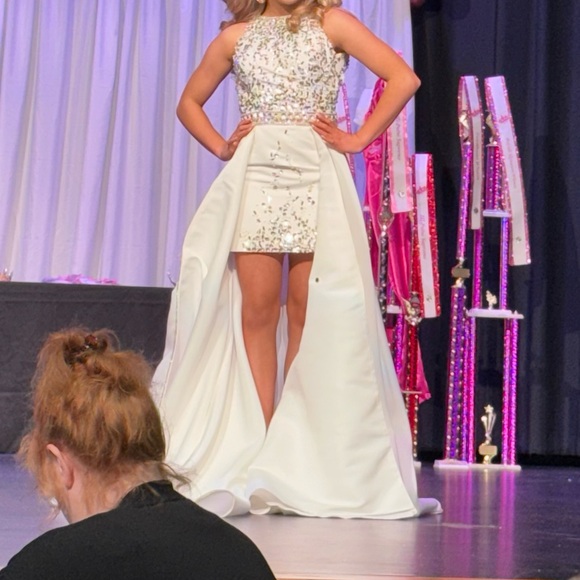 Elegant White Gown with Silver Embellishments - Picture 5 of 5